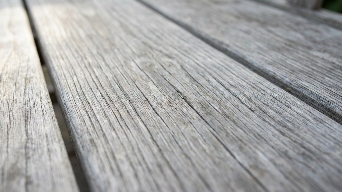 Arrêtez de poncer votre teck grisé : ce geste simple lui rend sa couleur d'origine