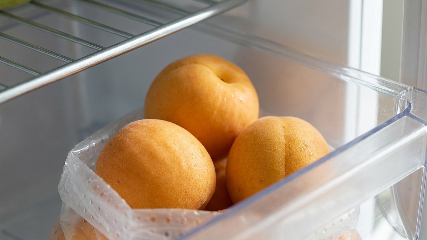 J'ai mis mes abricots bradés dans le bac du frigo juste pour tester : ils ont tenu trois fois plus longtemps que dans la c...