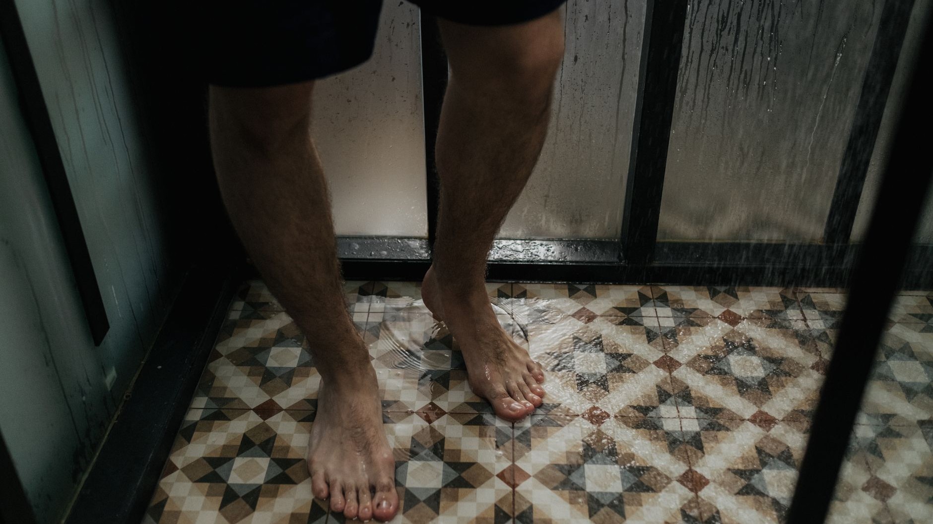 J'ai posé un tapis en pierre de diatomée devant ma douche juste pour tester : depuis, plus une trace d'humidité ni d'odeur...