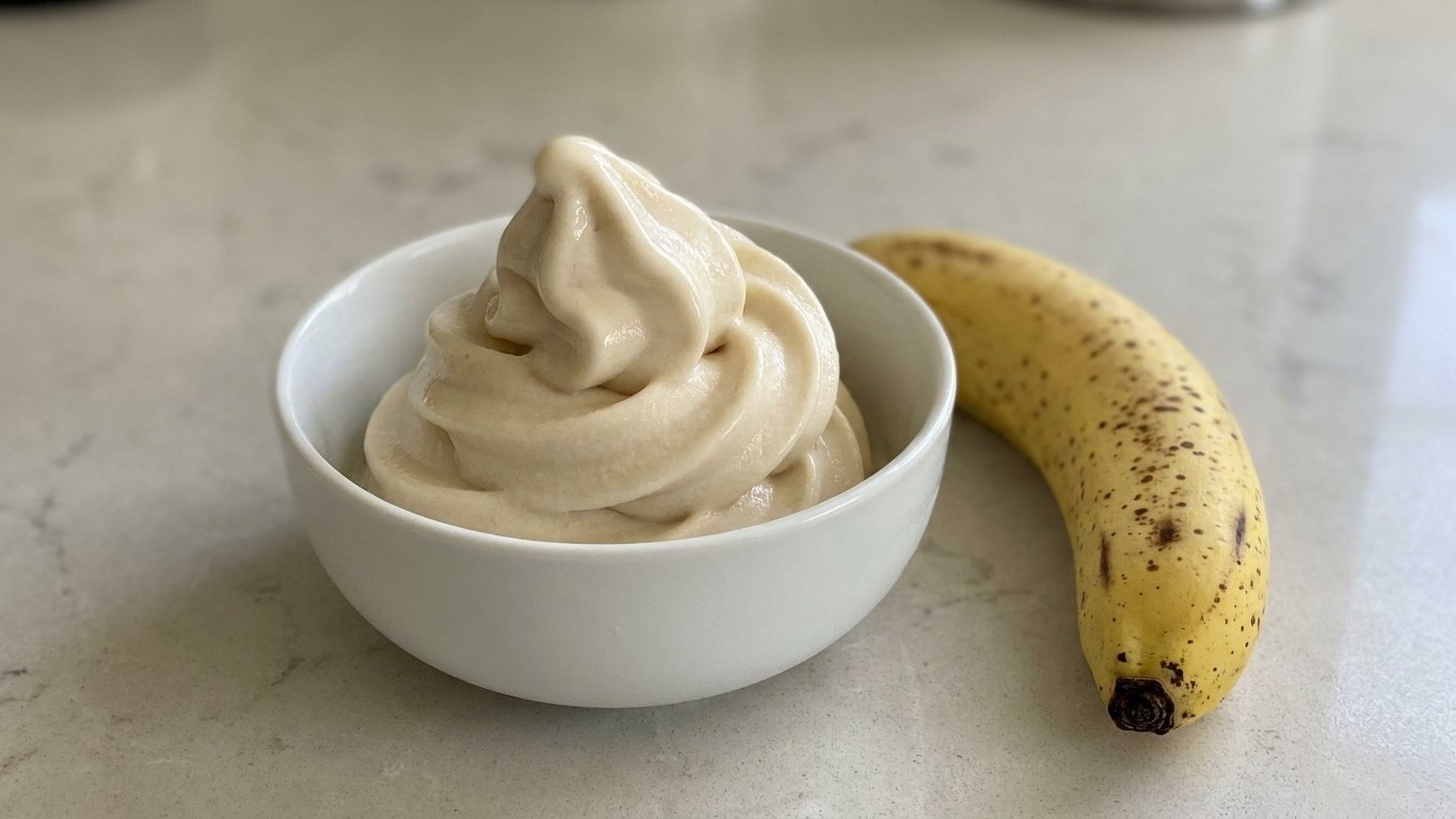 Je jetais mes bananes trop mûres depuis toujours : le jour où j'en ai mixé une congelée, ma sorbetière n'a plus servi
