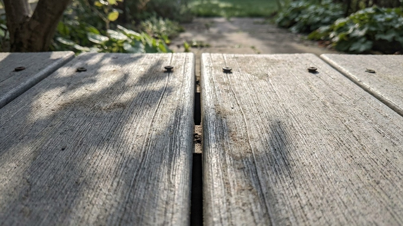 J'ai posé mes lames de terrasse composite bout à bout juste pour éviter les fentes disgracieuses : au premier été, j'ai co...