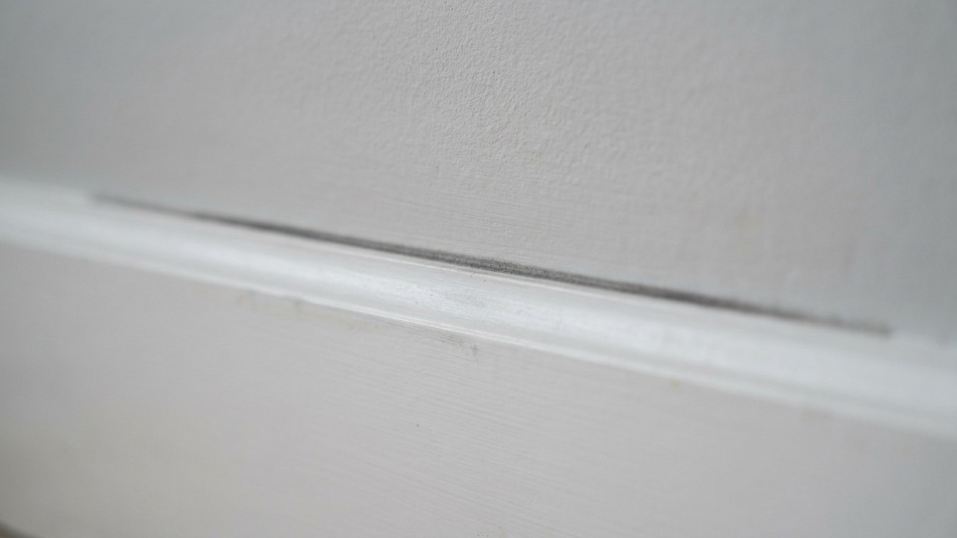 J'ai rebouché à l'enduit la fente entre ma plinthe et le mur juste pour repeindre proprement : quatre mois plus tard, j'ai...
